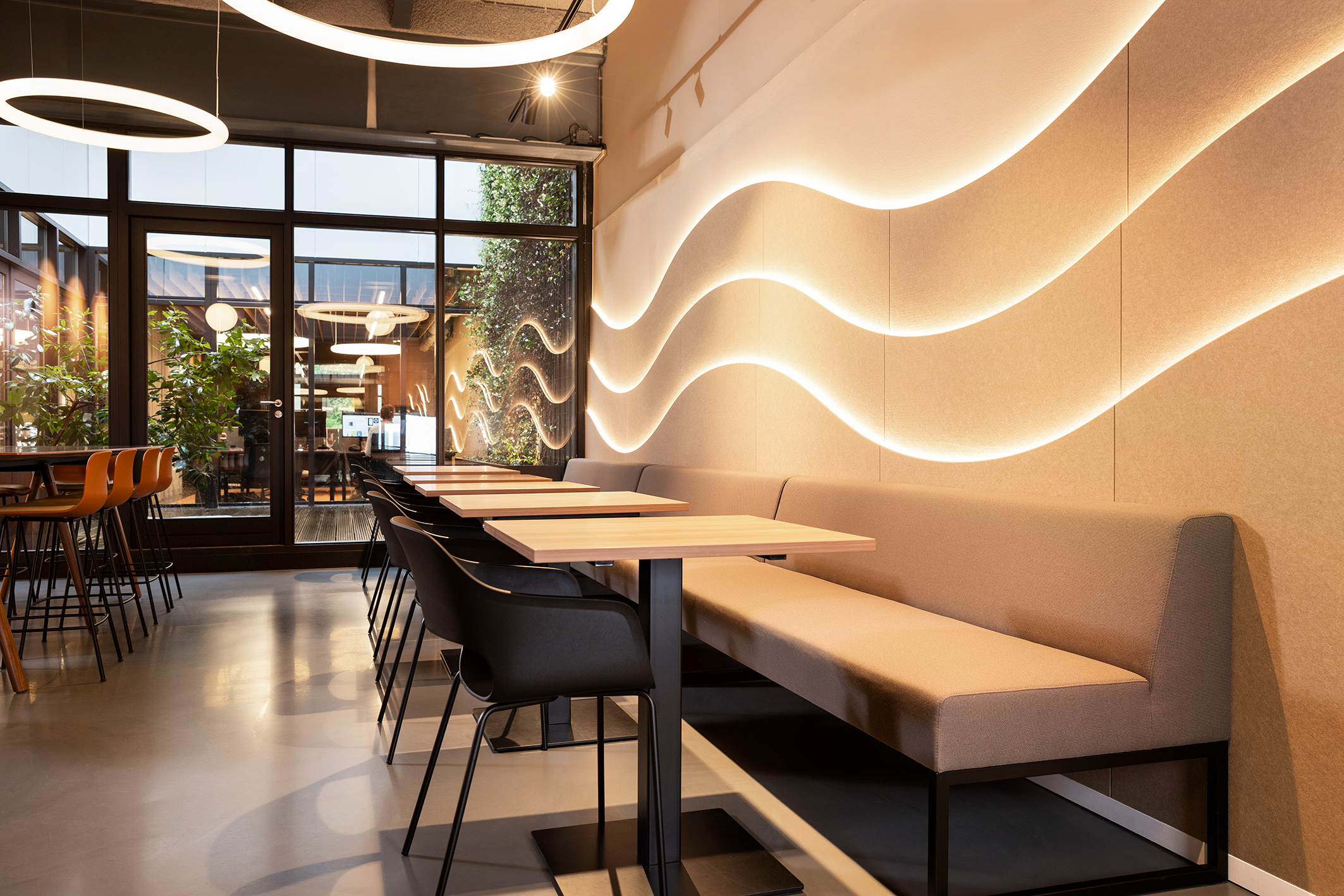 Home Kantoor met golvende wand en geïntegreerde LED-strip Neon Flex Top