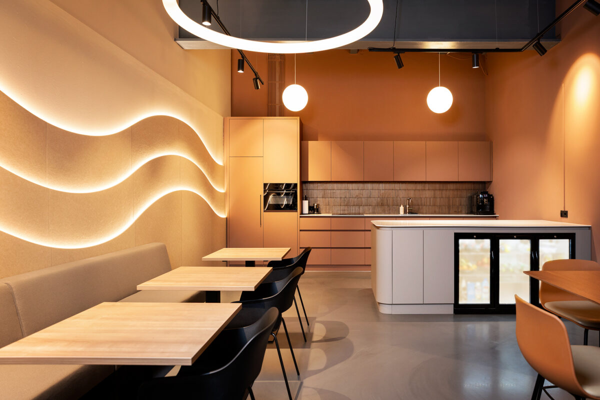 Kantoorruimte met pantry en golvende wandverlichting met Neon Flex Top LED-strip